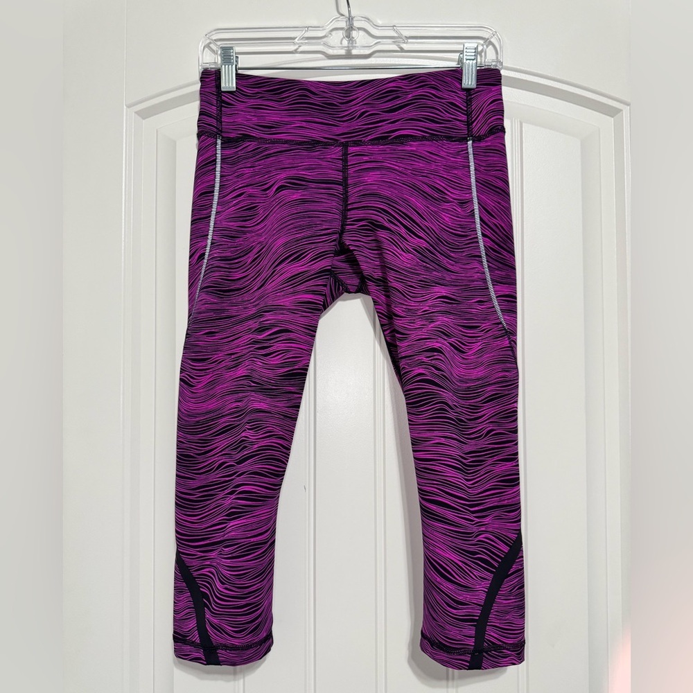 Lululemon On Track Crop (19") Life Lines in Polar Pink Black / Black